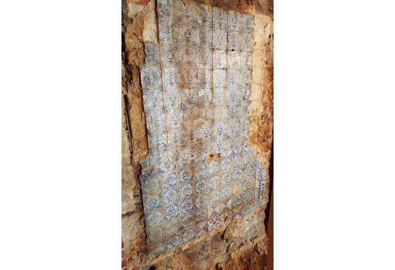Original 17th century wall with Delft tiles discovered