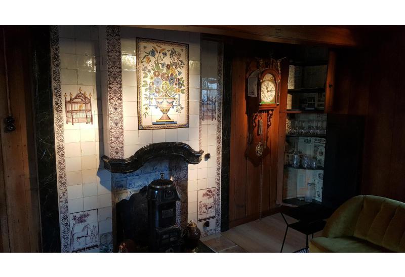 Fireplace restoration with Delft tiles