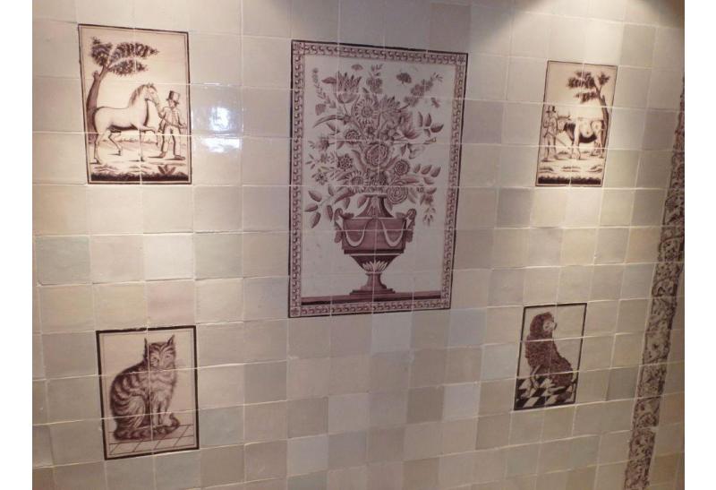 A kitchen, bathroom and hallway with Delft tiles