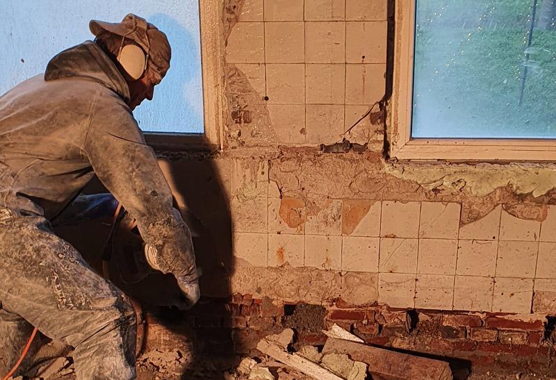 Arno removing Delft tiles