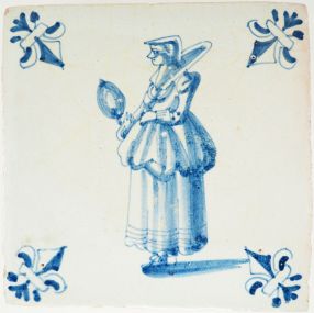 Delft tile ca. 1640–1660 depicting a noble lady holding a mirror, with fleur-de-lis corner motifs
