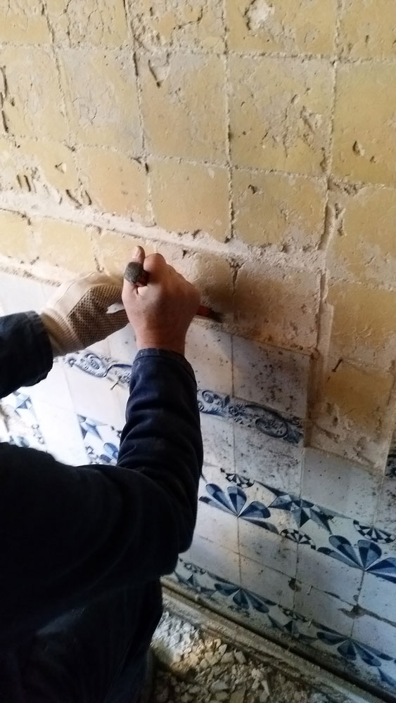 The process of removing Delft tiles from their original wall
